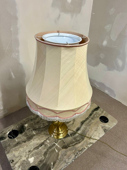 Vintage Tischlampe mit goldfarbenen Sockel und Stoffschirm