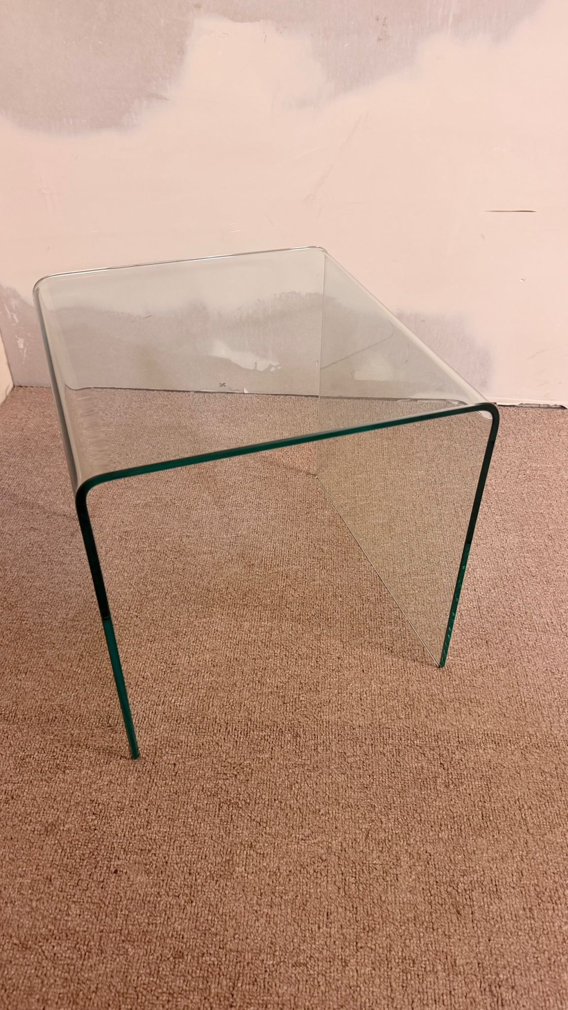 Eleganter Beistelltisch aus hochwertigem, gebogenem Sicherheitsglas