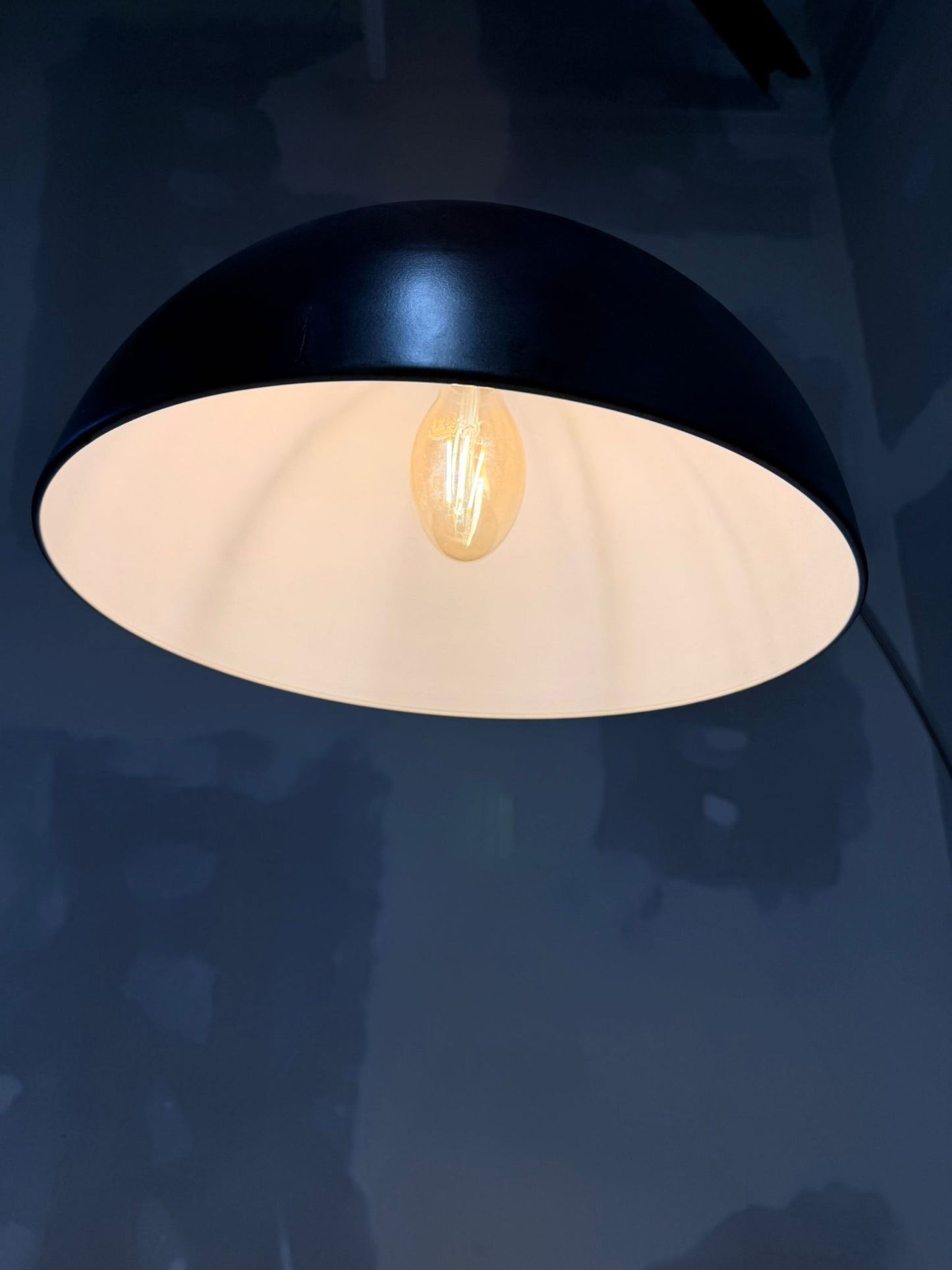 Bogenlampe mit Marmorfuss und schwarzem Lampenschirm