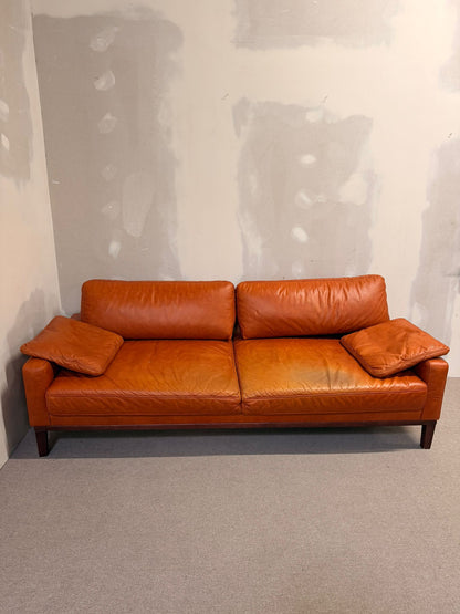 3-Sitzer Sofa aus Leder in Cognacfarbe und Holzfüsse