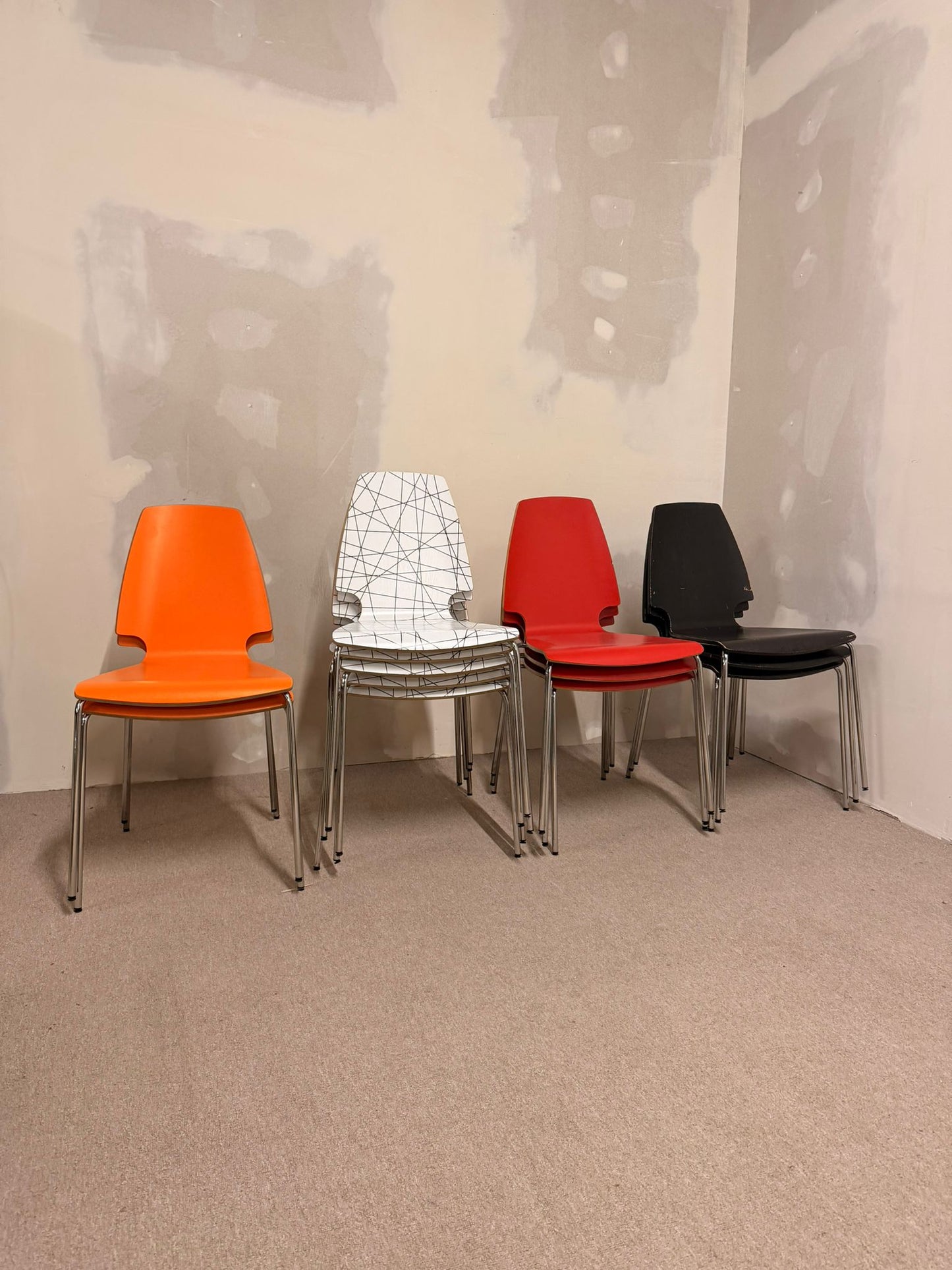 1x Ikea Vilmar Stuhl weiss schwarzen Muster, stapelbar