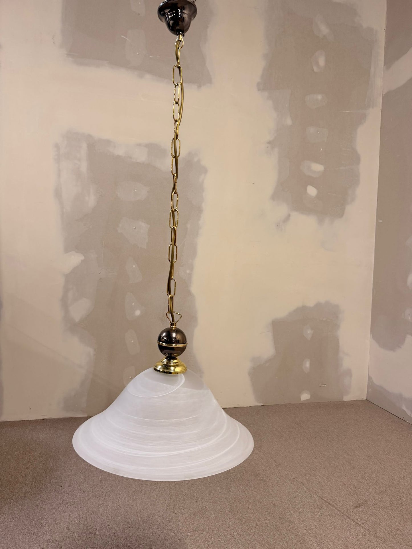 Hängelampe mit gemustertem Glasschirm und Messinghalterung