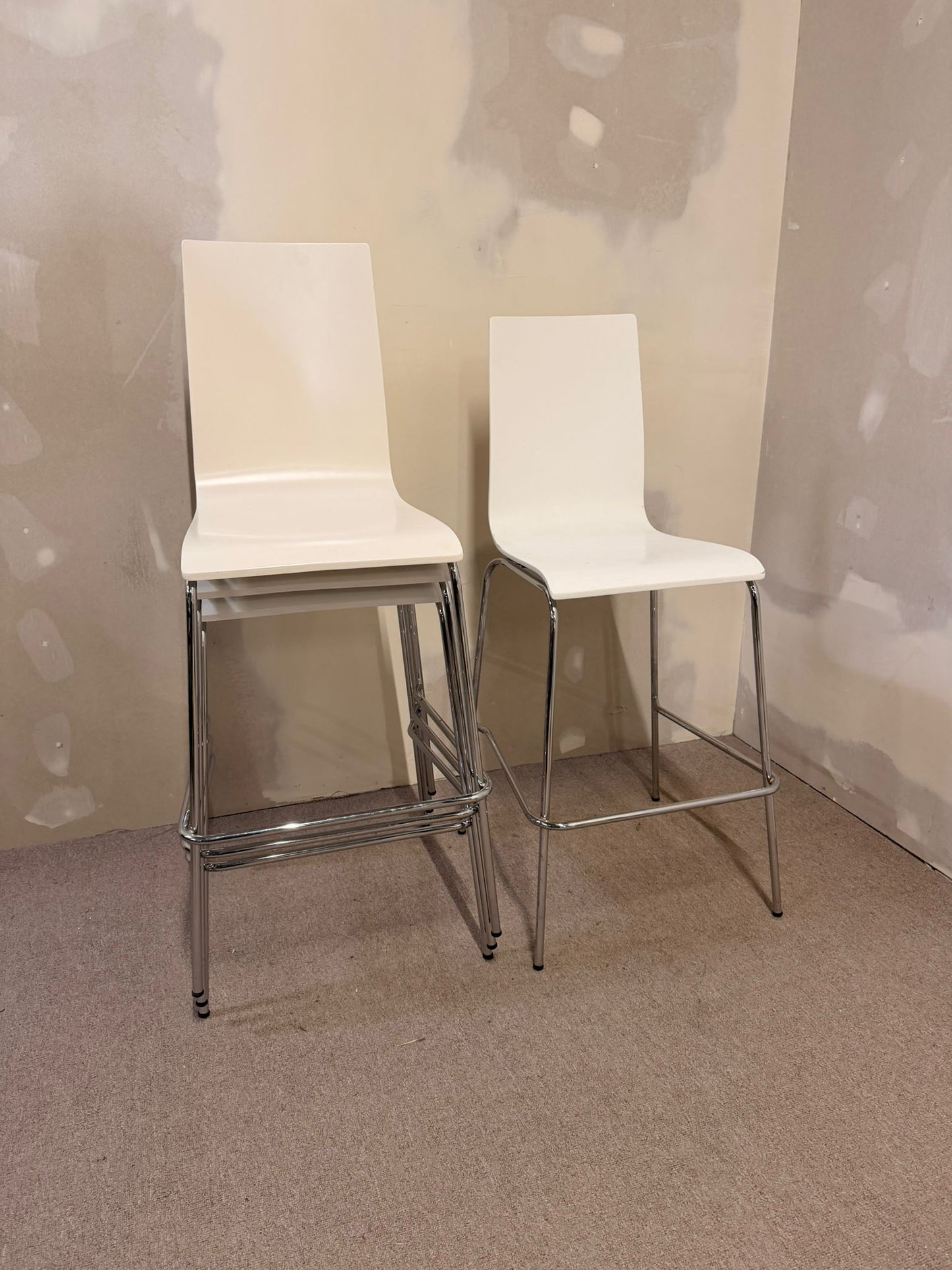 Barhocker, stapelbar, weisse Sitzschale, Metallbeine 4x verf