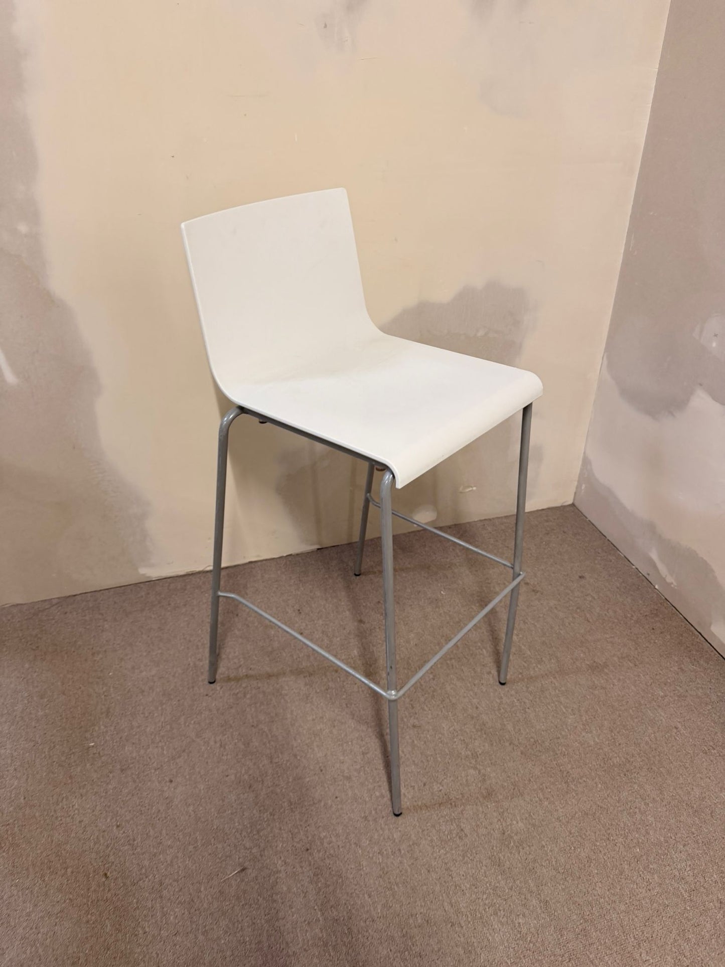 Weisser Barhocker mit Schalensitz und Metallgestell