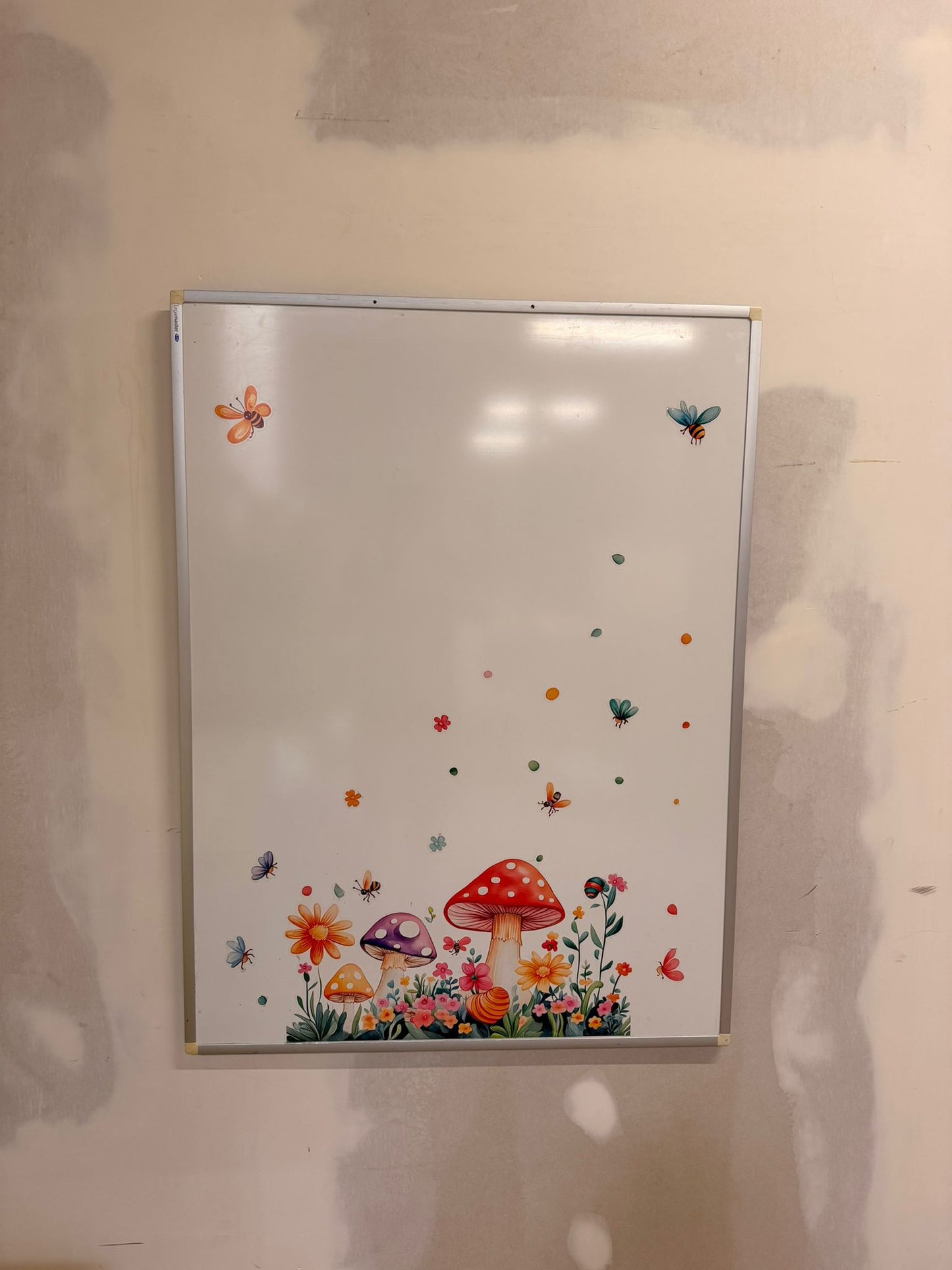 Whiteboard Magnettafel von Legamaster mit Wandsticker