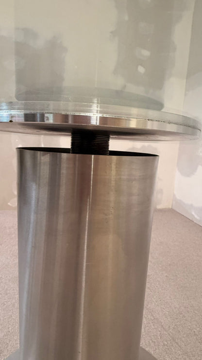 Edler Esstisch aus Glas mit poliertem Edelstahlgestell rund