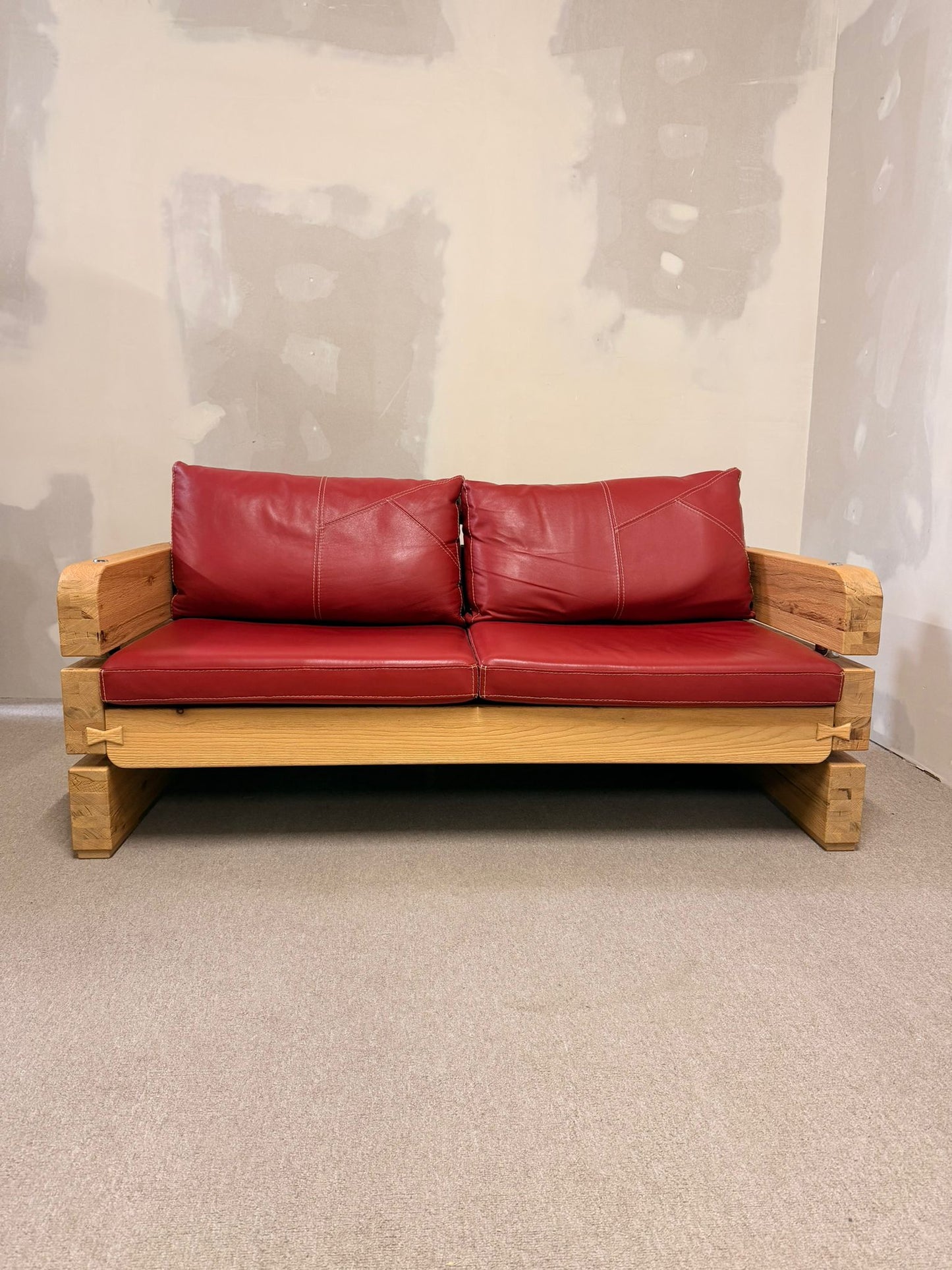 Massivholz Sofa rotes Leder Sprenger Möbel Schweiz