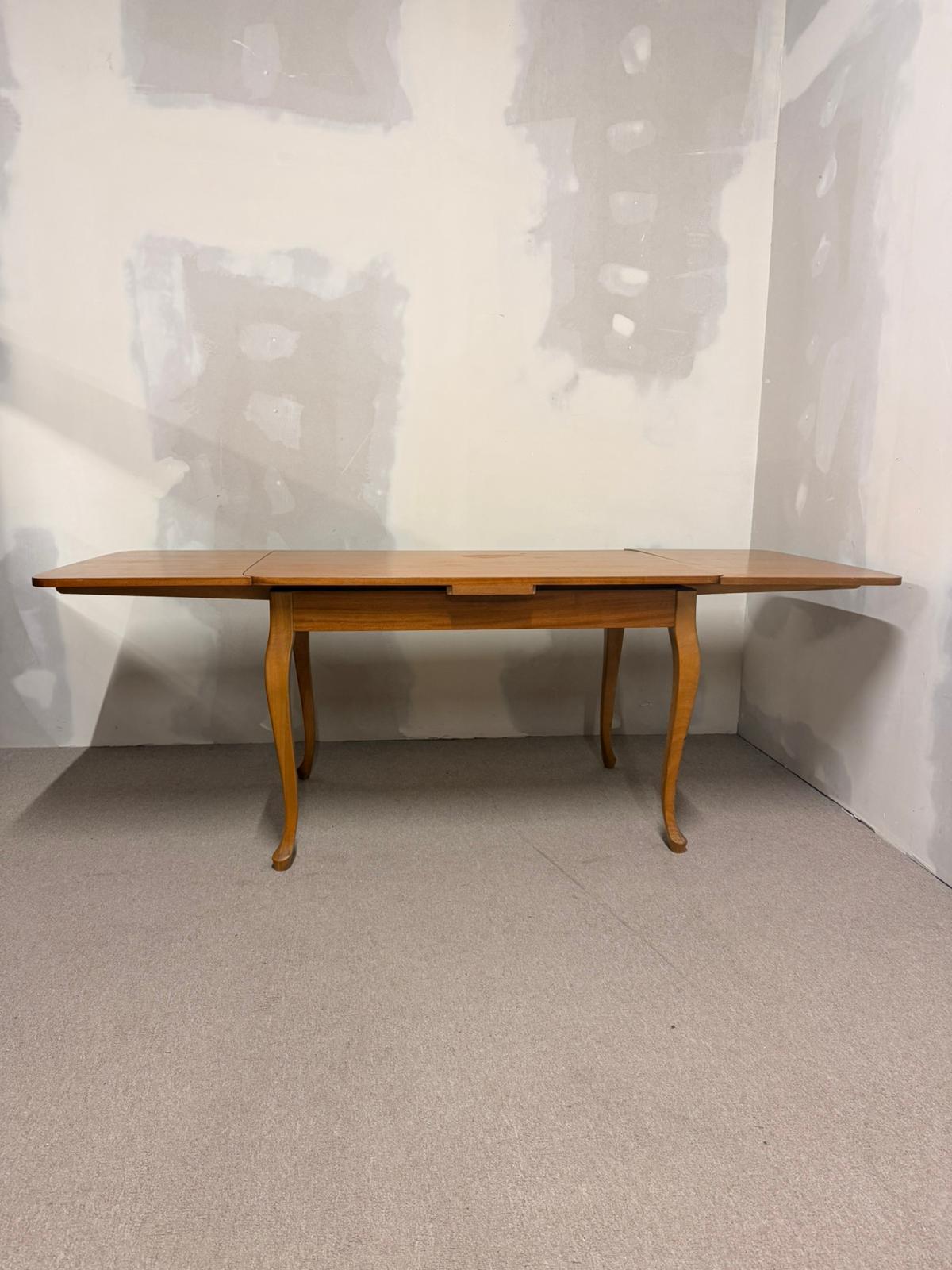 Vintage ausziehbarer Esstisch aus Holz, geschwungene Beine
