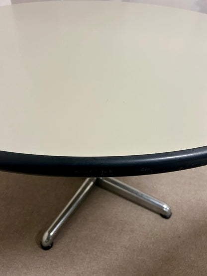 Runder Tisch mit weisser Platte + Chromfuss, Büro, 2x verf.