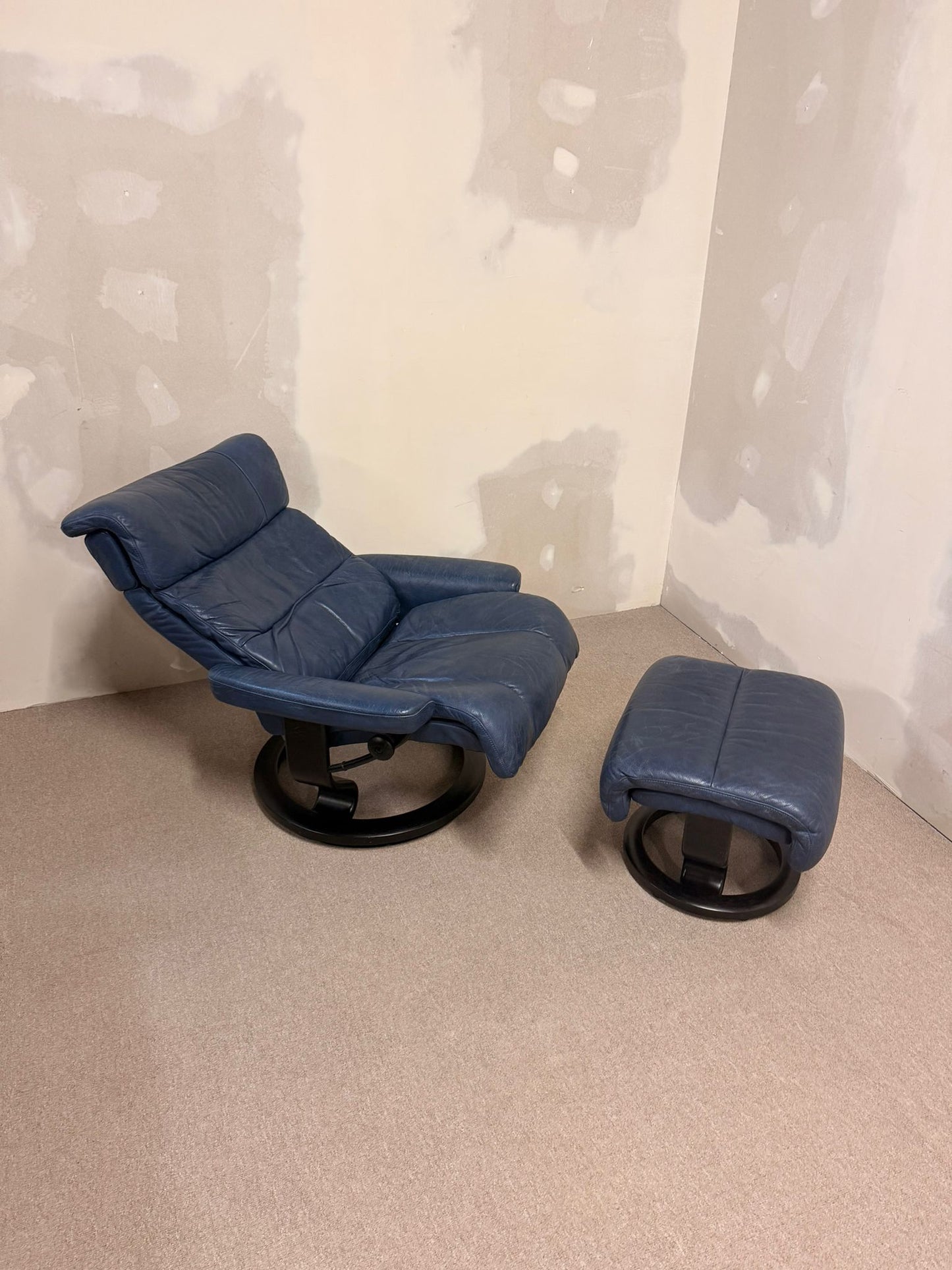 Ledersessel Relaxsessel von Stressless + Ottoman (L) in blau