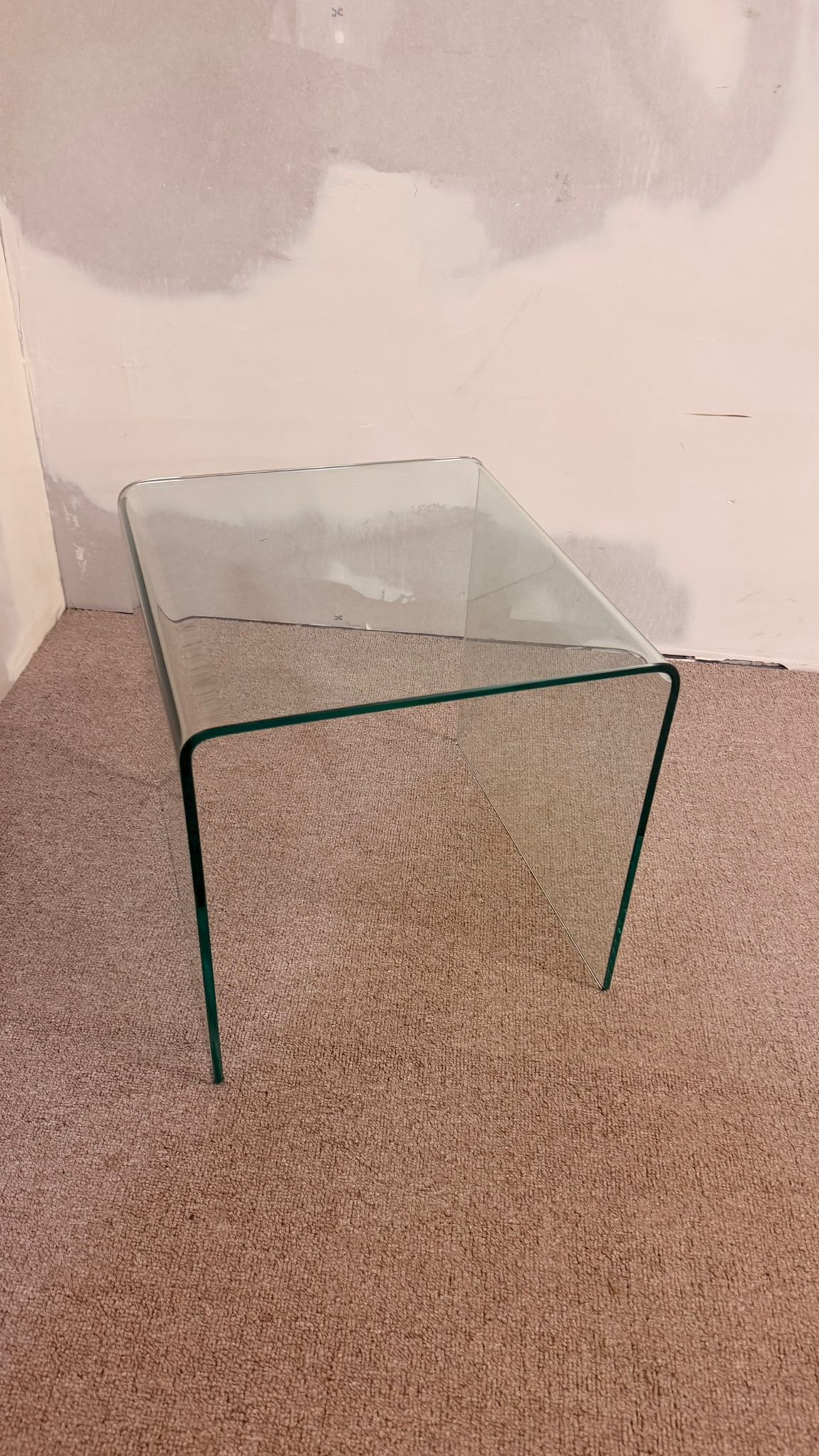 Eleganter Beistelltisch aus hochwertigem, gebogenem Sicherheitsglas
