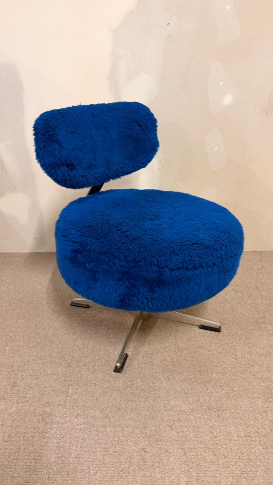 70er Jahre Mid Century Plüschsessel drehbar in Blau