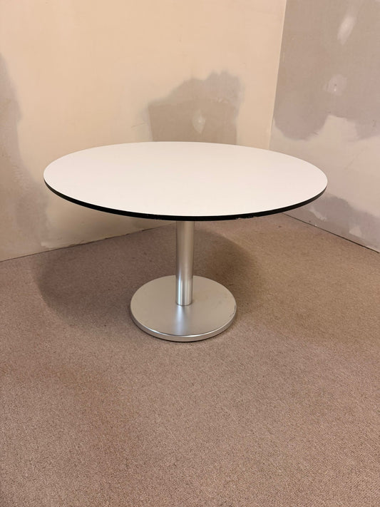 Stabiler weisser runder Couchtisch mit Metallsockel