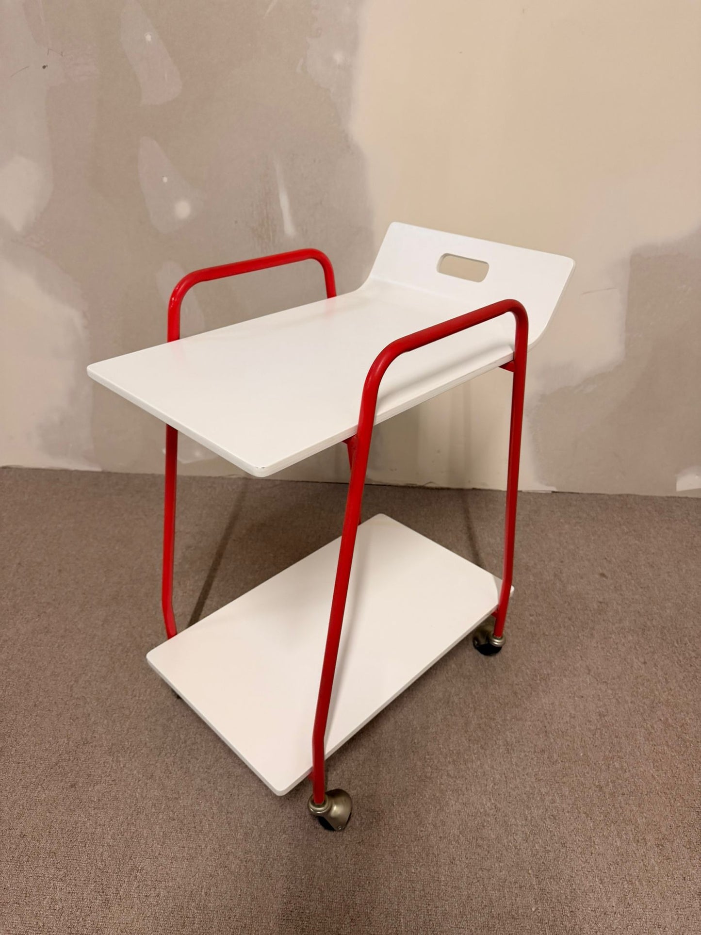 Vintage Servierwagen mit rotem Metallrahmen weissen Ablagen