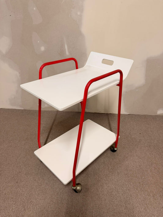 Vintage Servierwagen mit rotem Metallrahmen weissen Ablagen