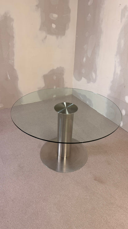 Edler Esstisch aus Glas mit poliertem Edelstahlgestell rund