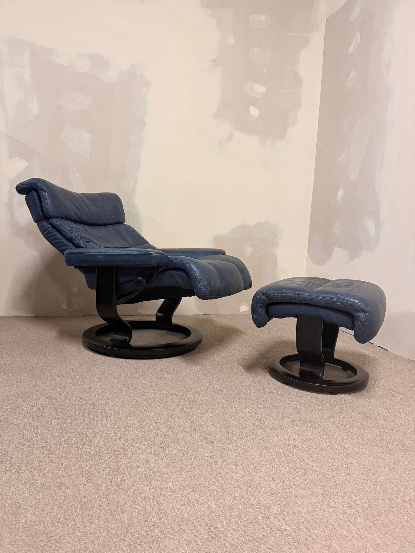 Ledersessel Relaxsessel von Stressless + Ottoman (L) in blau