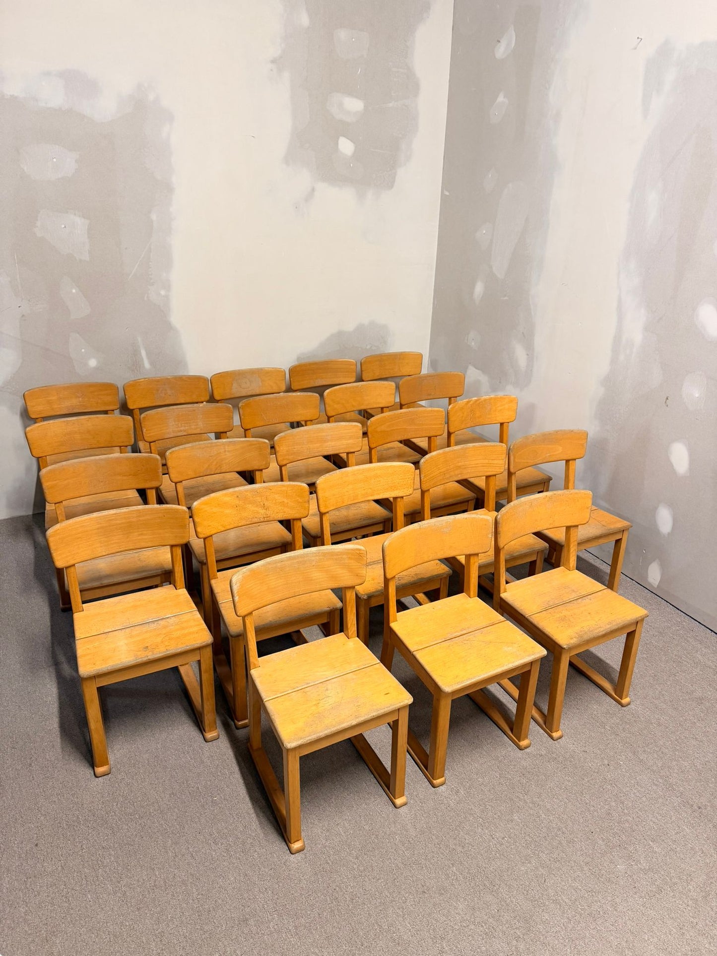 Stabile Kinderstühle aus Holz, ideal für Kindergarten/Krippe