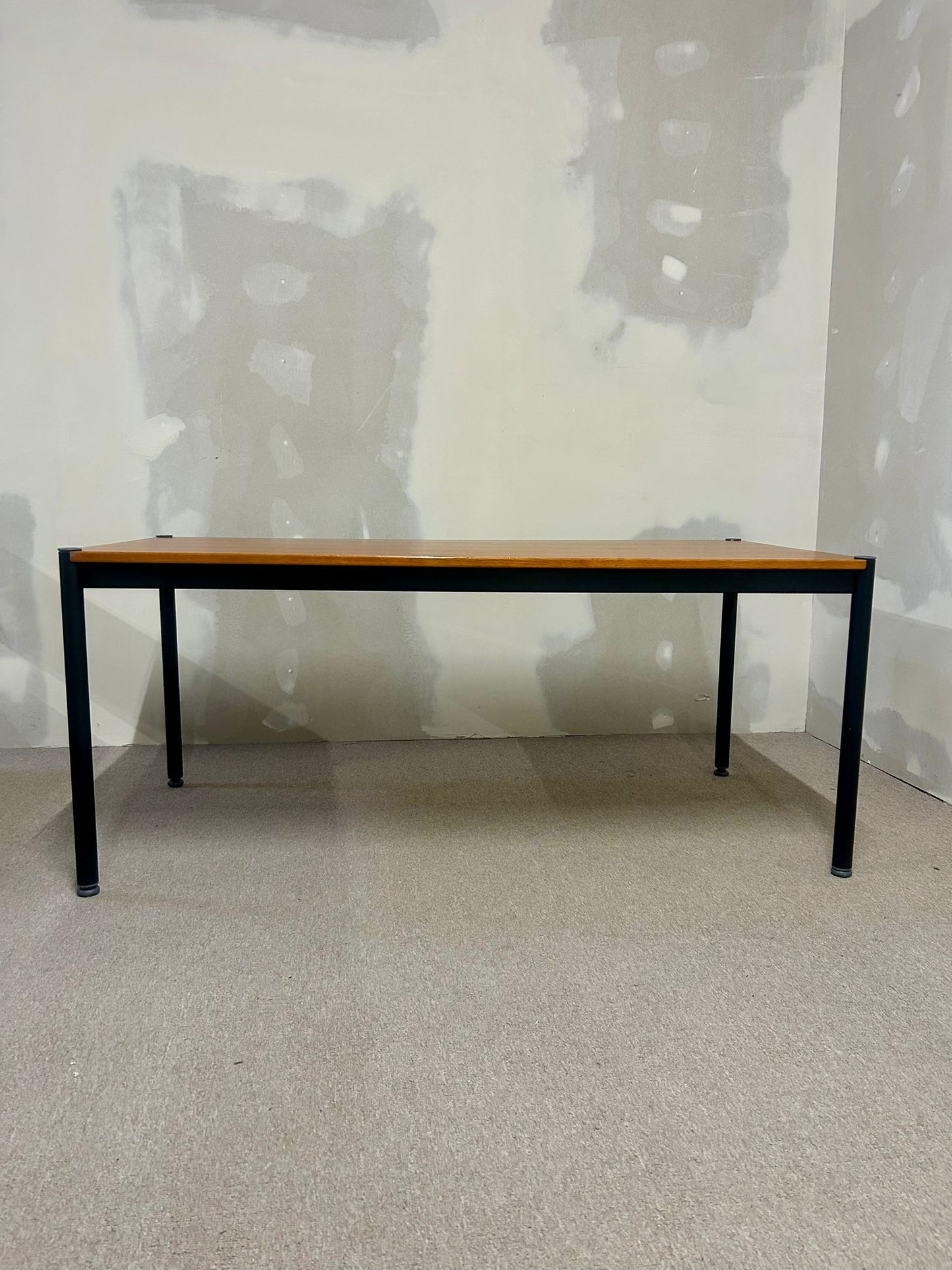 Robuster Esstisch, Tisch mit Stahlrahmen, Bürotisch