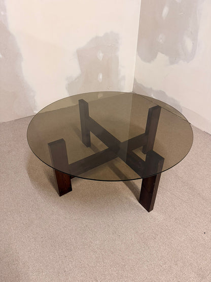 Couchtisch, 1970er Jahre Rauchglas und dunkles Holzgestell