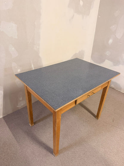 Robuster Vintage Tisch mit Schublade und Resopalplatte