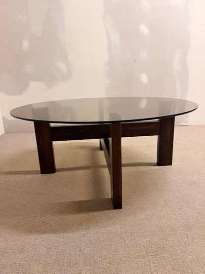 Couchtisch, 1970er Jahre Rauchglas und dunkles Holzgestell