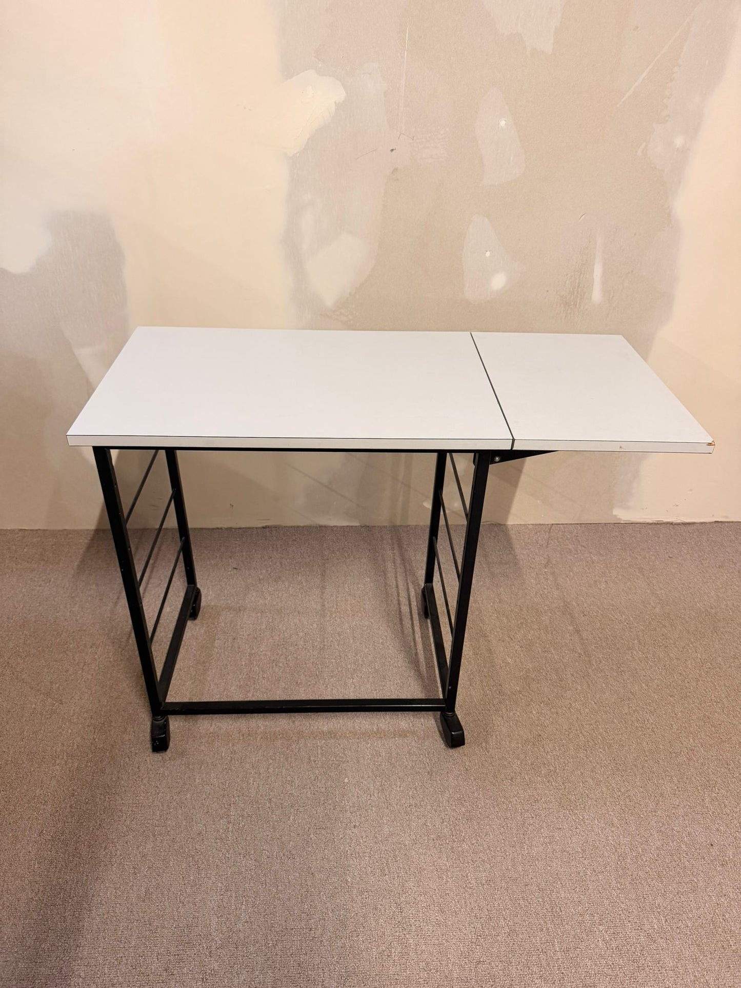 Giroflex Klapptisch Beistelltisch auf Rollen, String Design