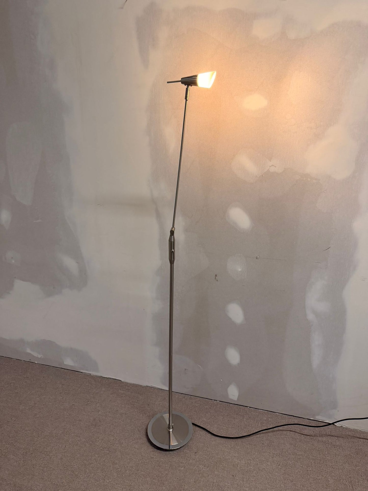 Filigrane Stehlampe Leseleuchte mit Schwenkarm, Edelstahl