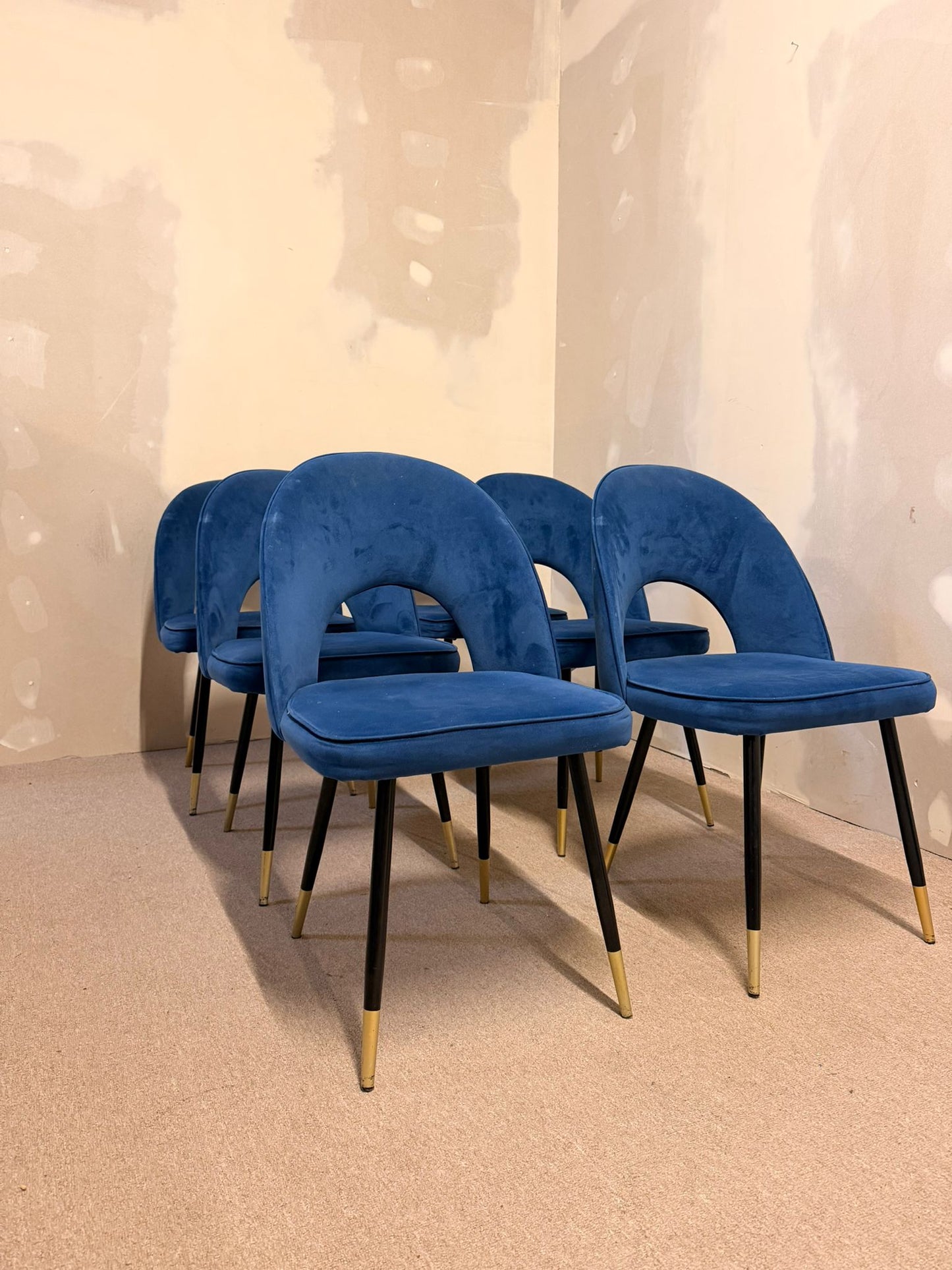 Moderne gepolsterte Esszimmerstühle mit blauem Samtstoff