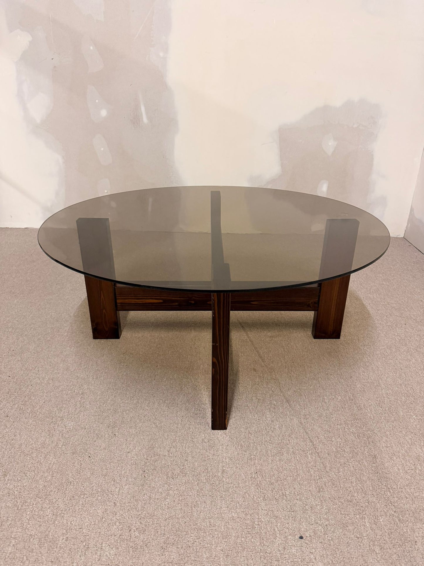 Couchtisch, 1970er Jahre Rauchglas und dunkles Holzgestell