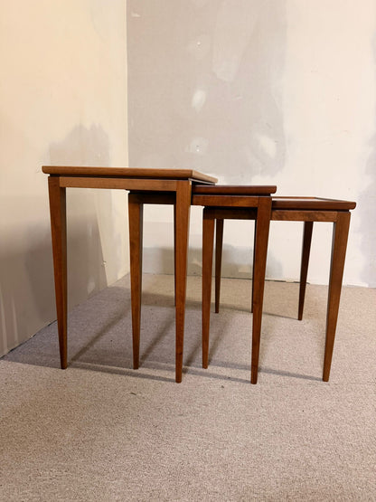 Satztische aus Teak, skandinavisches Design der 60er Jahre