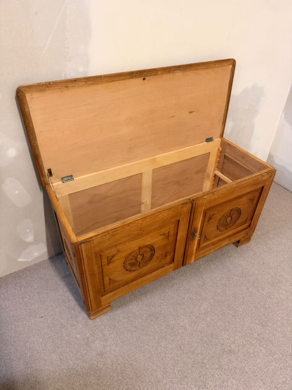 Rustikale vintage Truhe/Kommode aus Holz mit Schlüssel