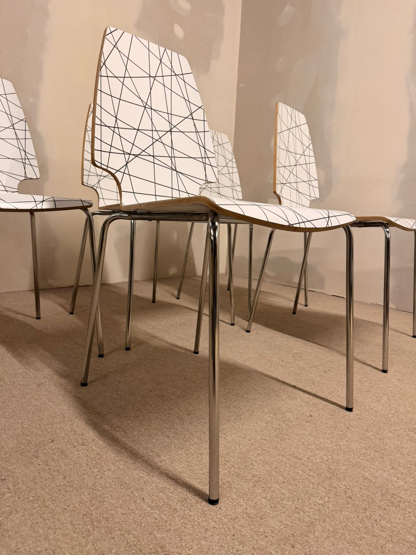 1x Ikea Vilmar Stuhl weiss schwarzen Muster, stapelbar