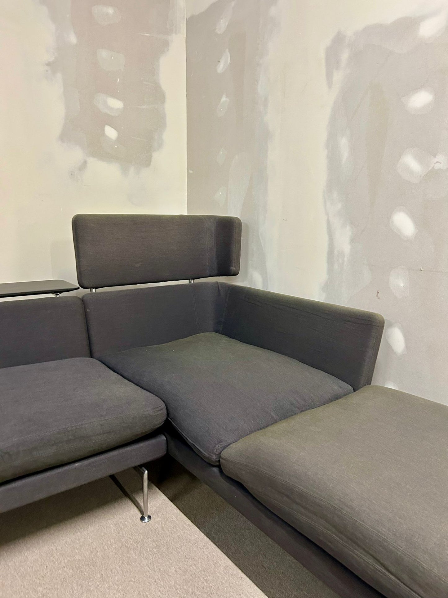 Vitra Suita Sofa, dunkelgrau modulares Ecksofa mit Ablage