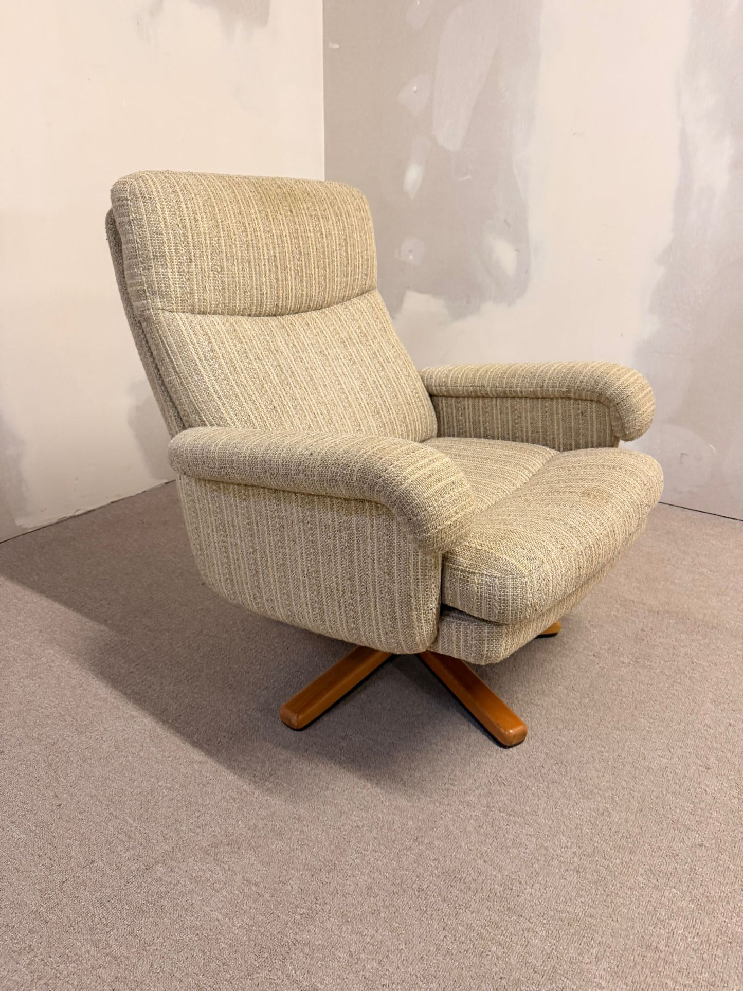 Dänischer Mid Century Sessel mit Strukturstoffbezug, retro