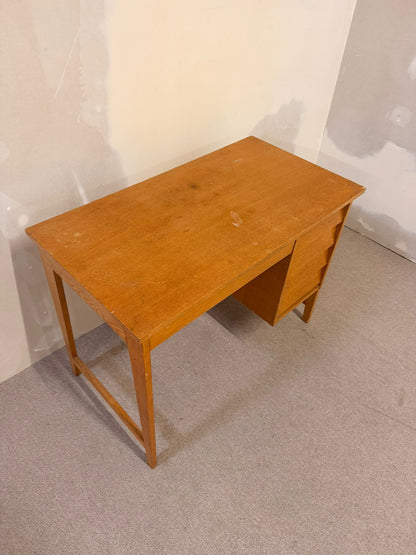 Vintage Schreibtisch aus Holz im Mid-Century Stil