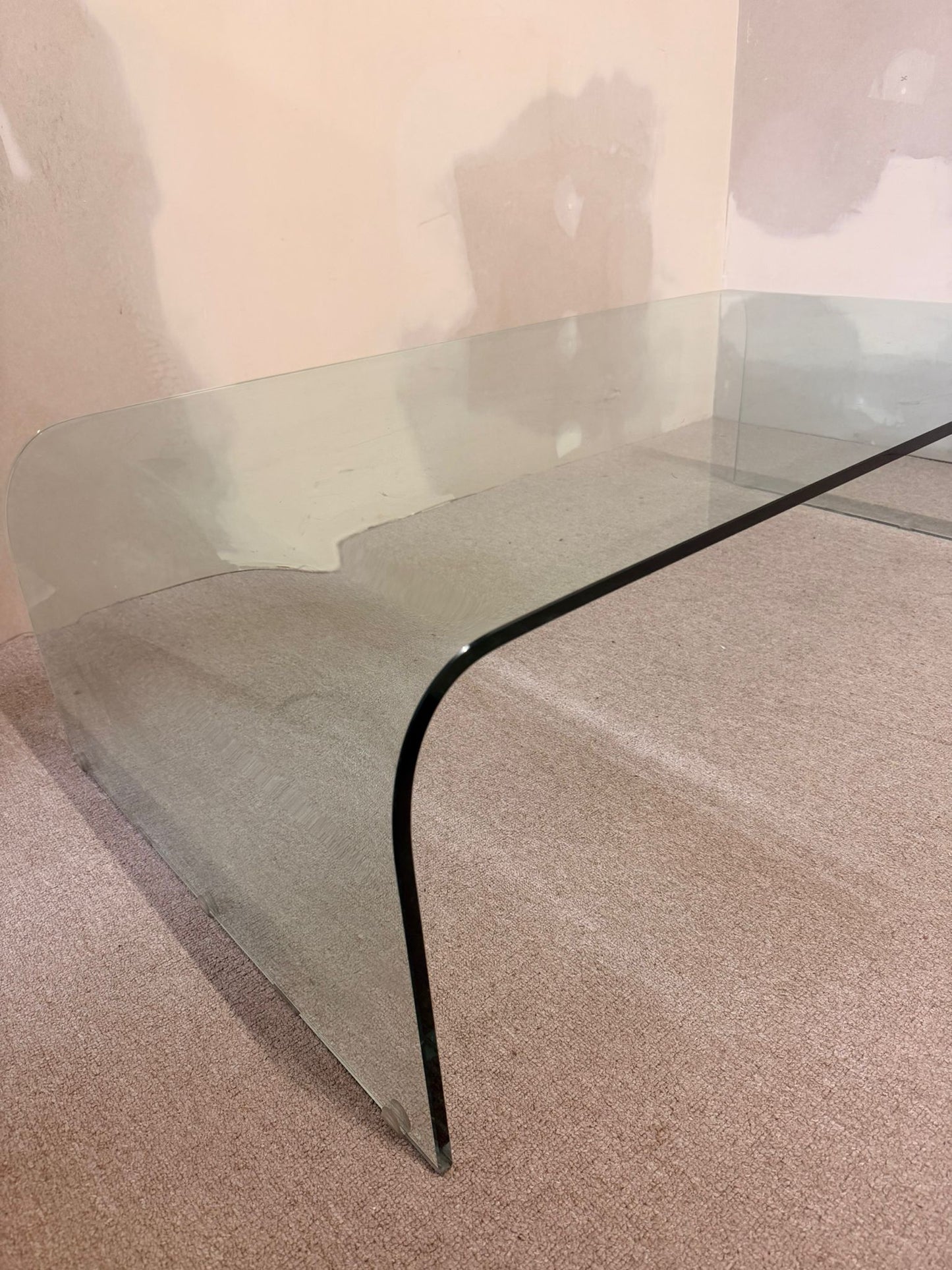 Minimalistischer Mid Century Glastisch, gebogener Glasplatte