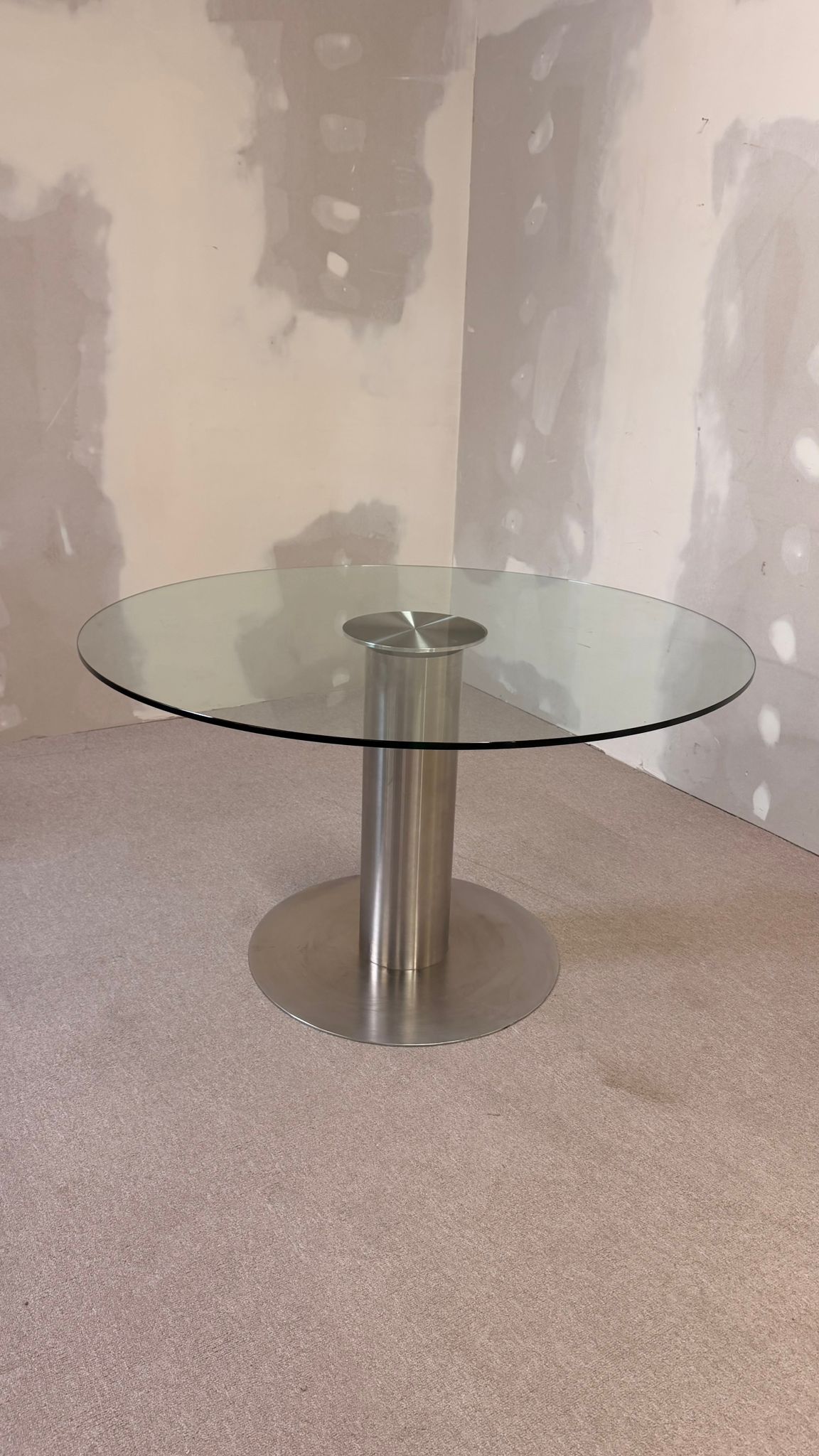 Edler Esstisch aus Glas mit poliertem Edelstahlgestell rund