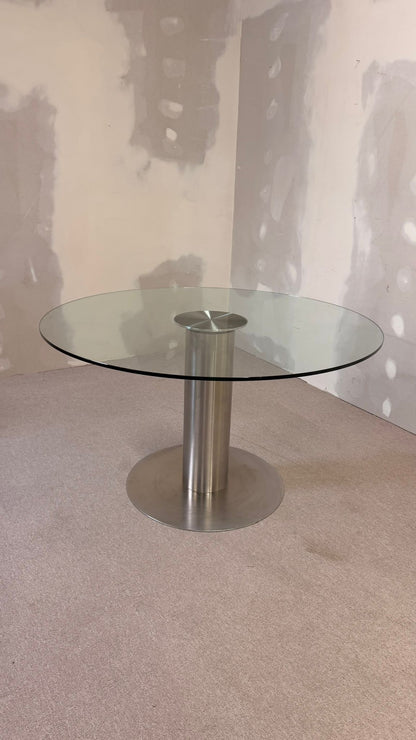 Edler Esstisch aus Glas mit poliertem Edelstahlgestell rund