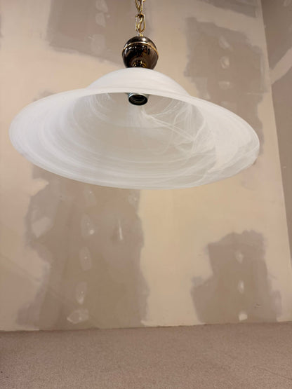Hängelampe mit gemustertem Glasschirm und Messinghalterung