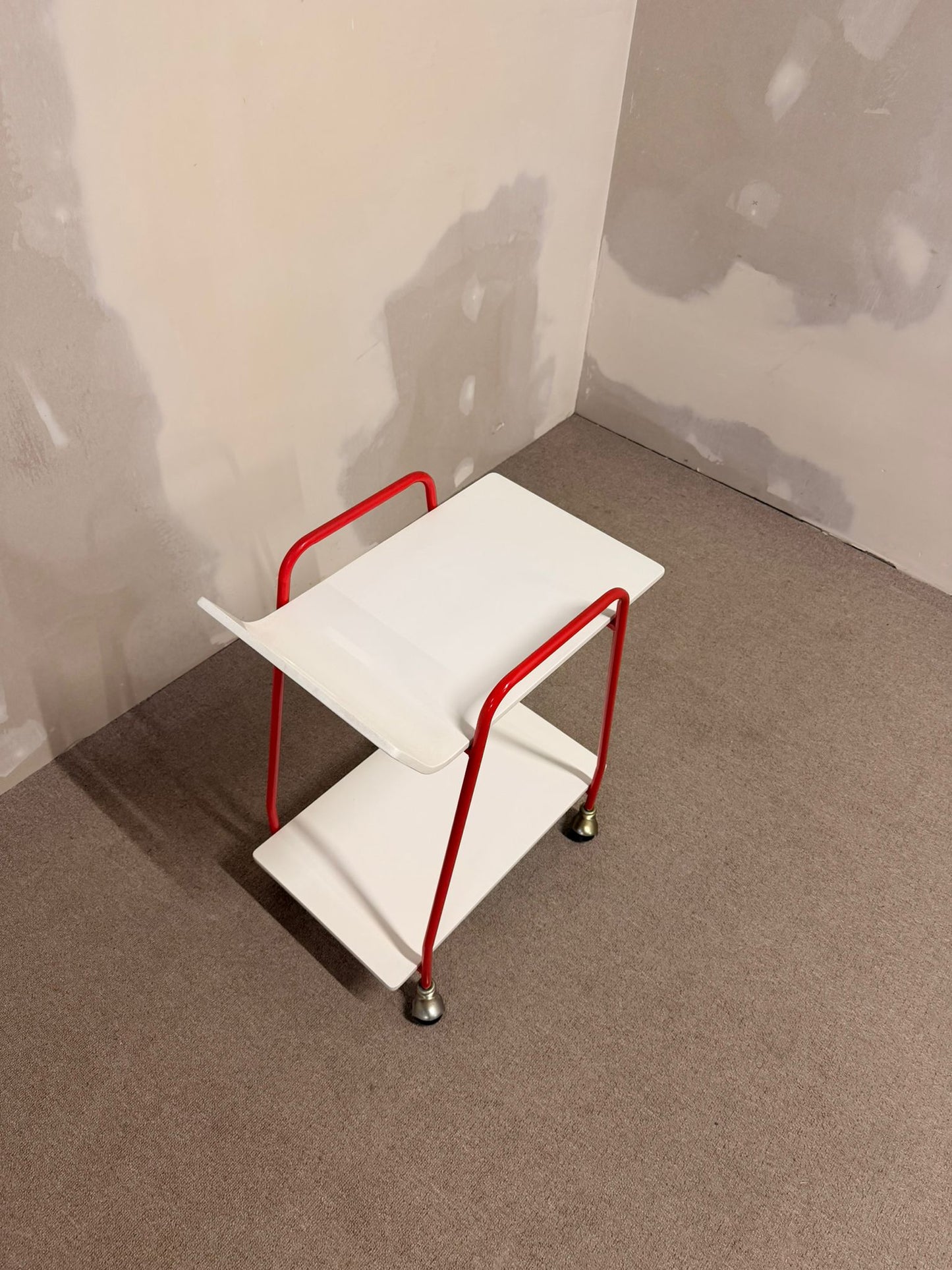 Vintage Servierwagen mit rotem Metallrahmen weissen Ablagen