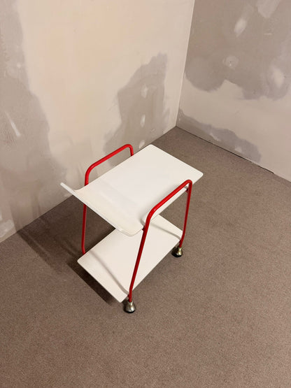 Vintage Servierwagen mit rotem Metallrahmen weissen Ablagen