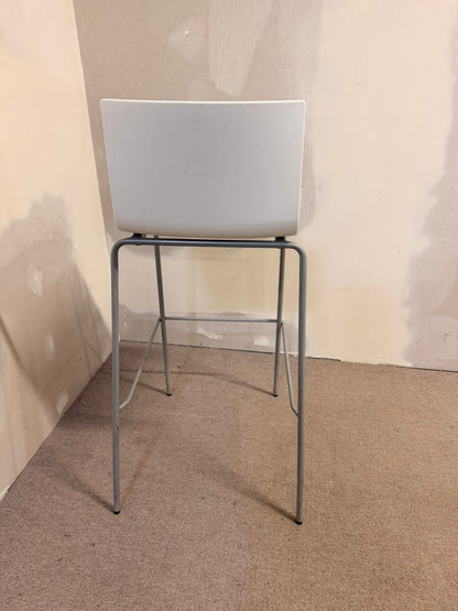 Weisser Barhocker mit Schalensitz und Metallgestell