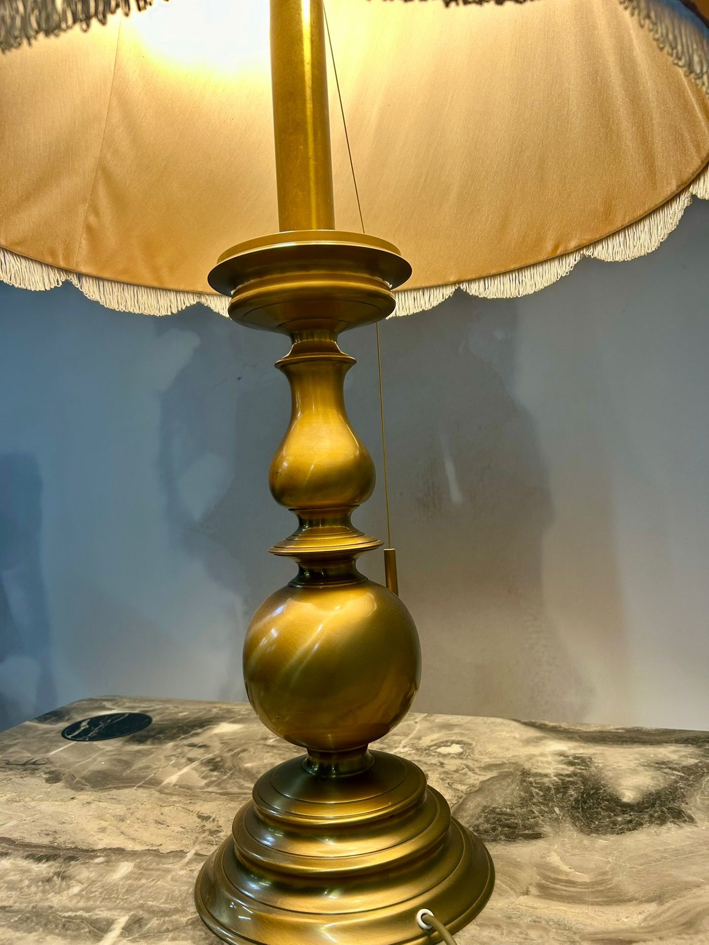 Vintage Tischlampe mit goldfarbenen Sockel und Stoffschirm