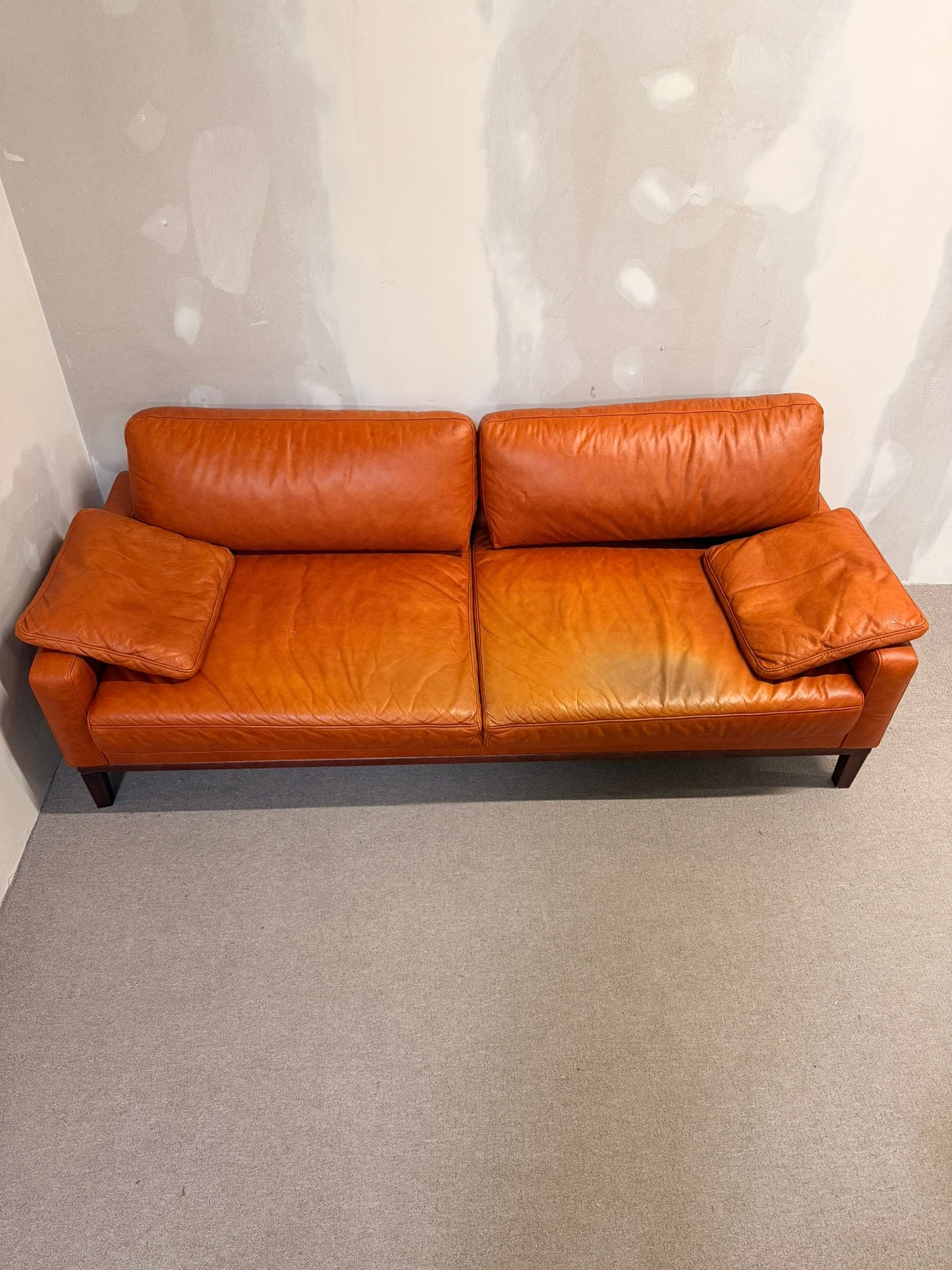 3-Sitzer Sofa aus Leder in Cognacfarbe und Holzfüsse