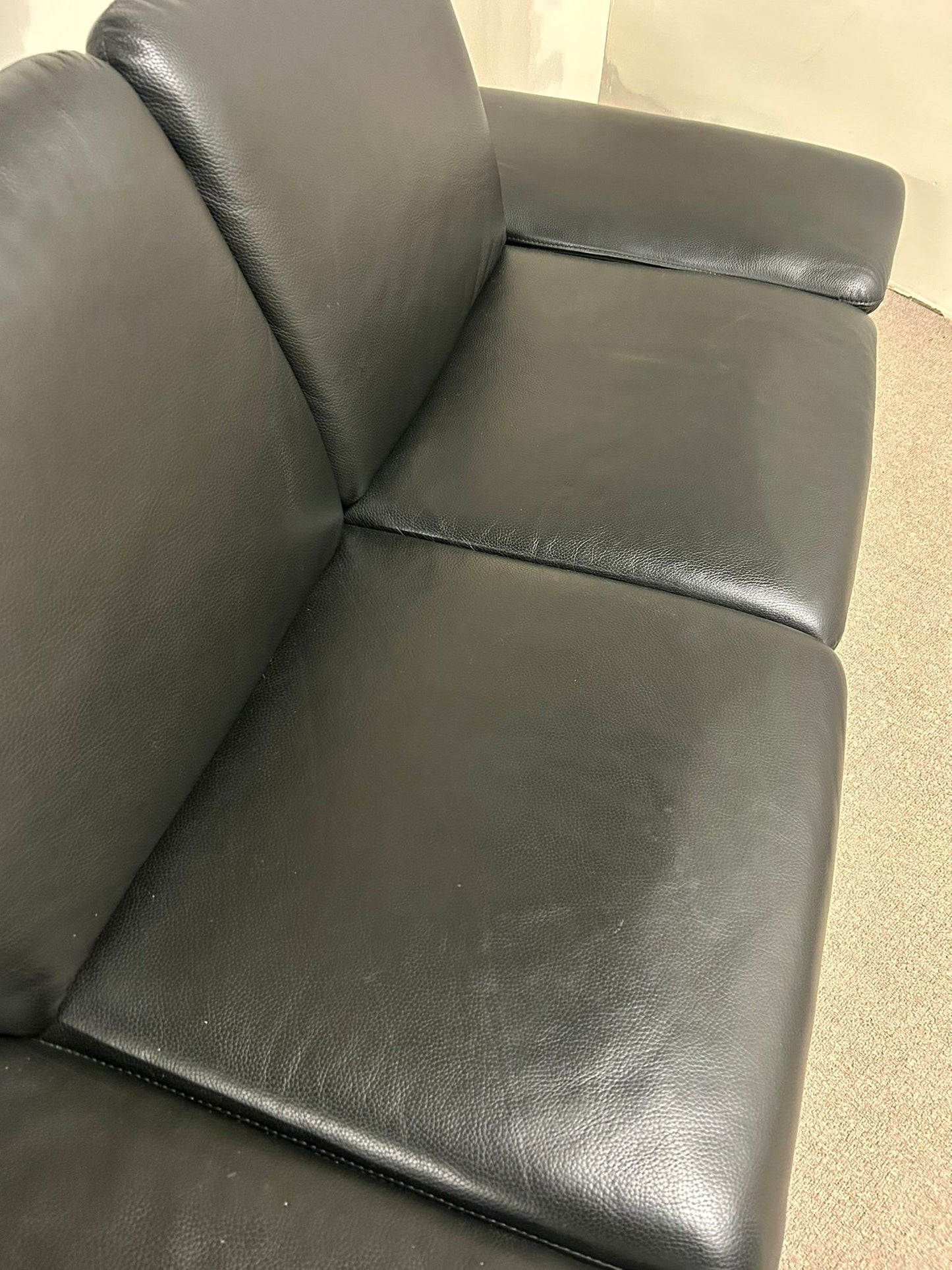 Leu Swiss Sofa schwarz Leder 2-Sitzer verstellbare Armlehnen