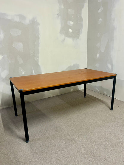 Robuster Esstisch, Tisch mit Stahlrahmen, Bürotisch