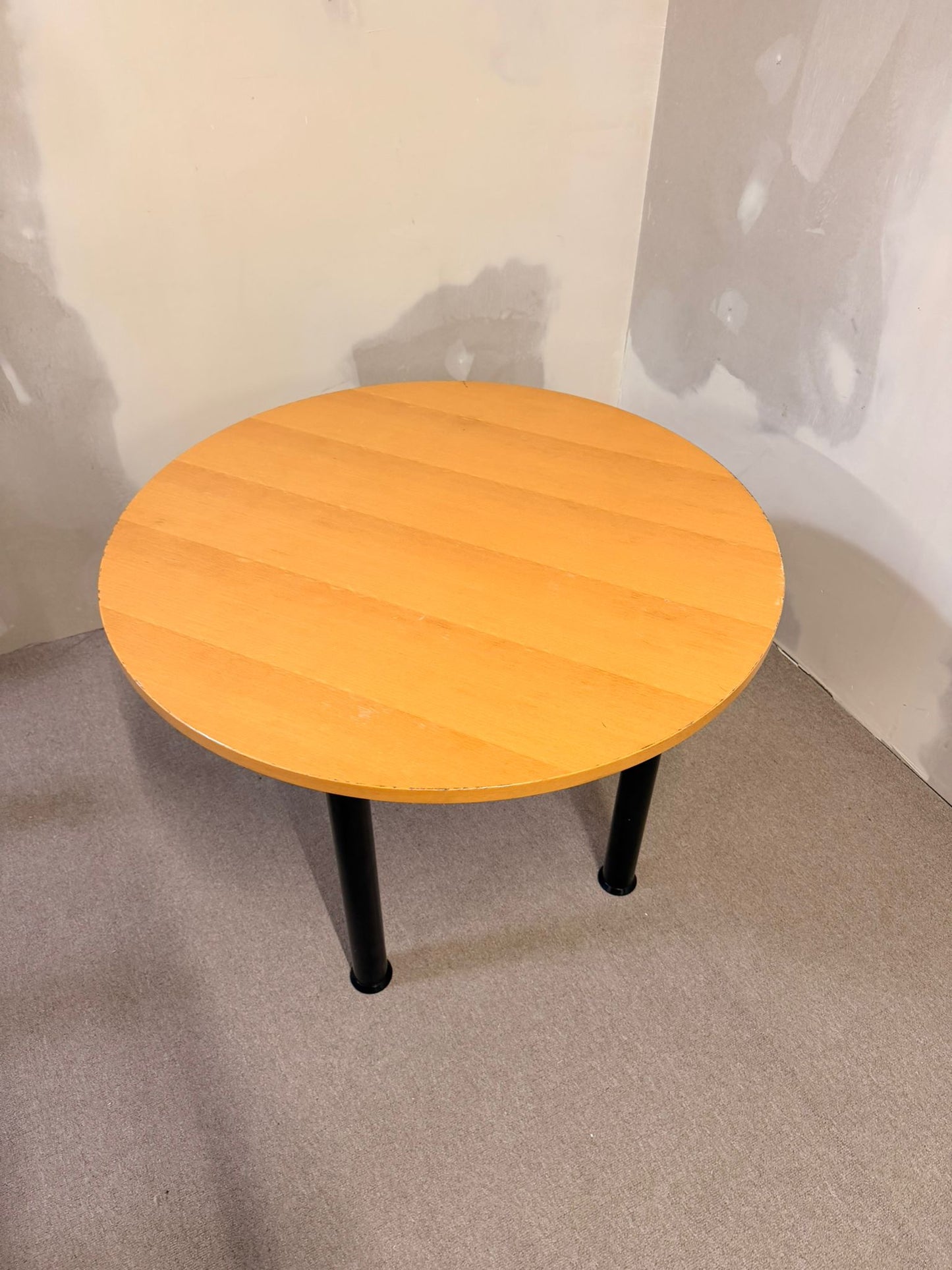 Stabiler runder Holz Tisch mit schwarzen Metallbeinen