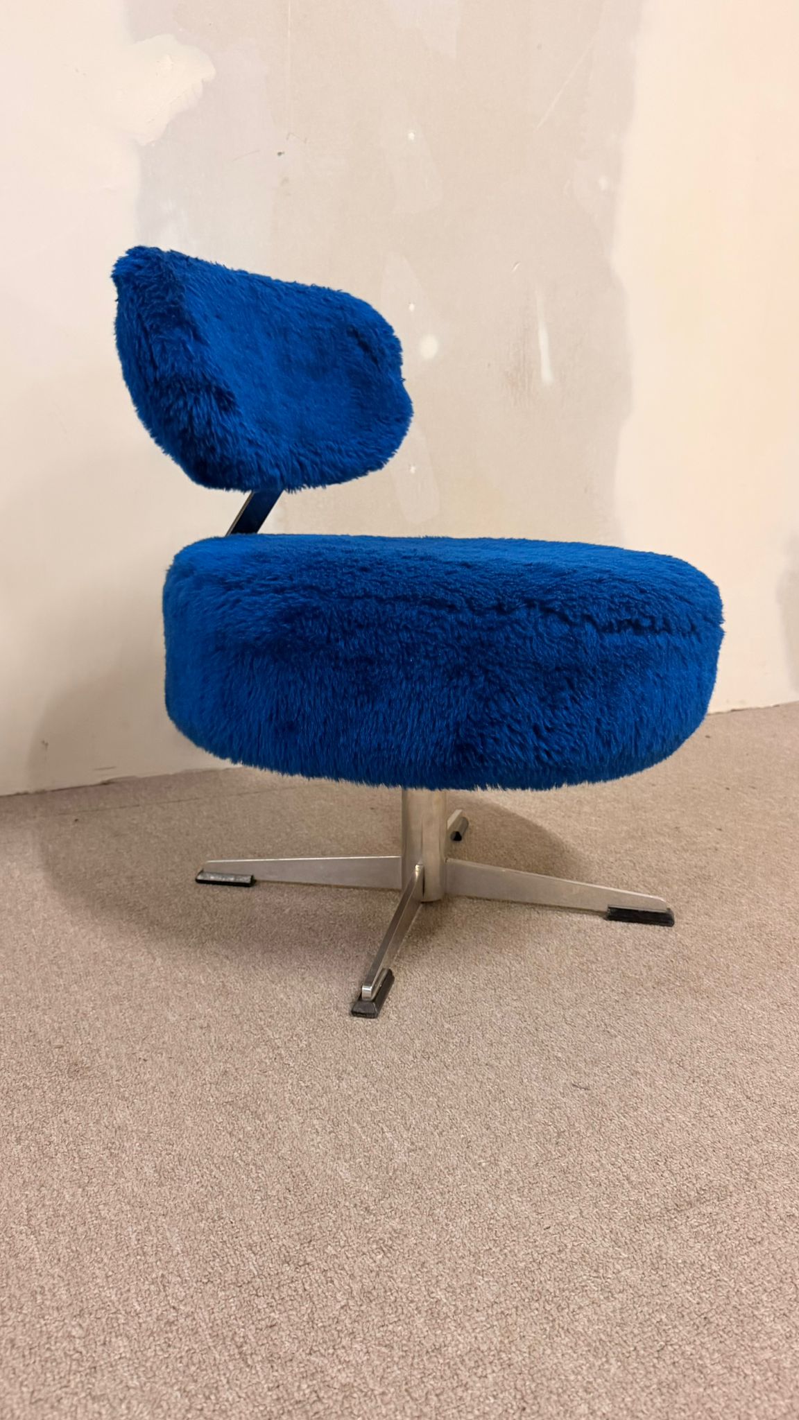70er Jahre Mid Century Plüschsessel drehbar in Blau