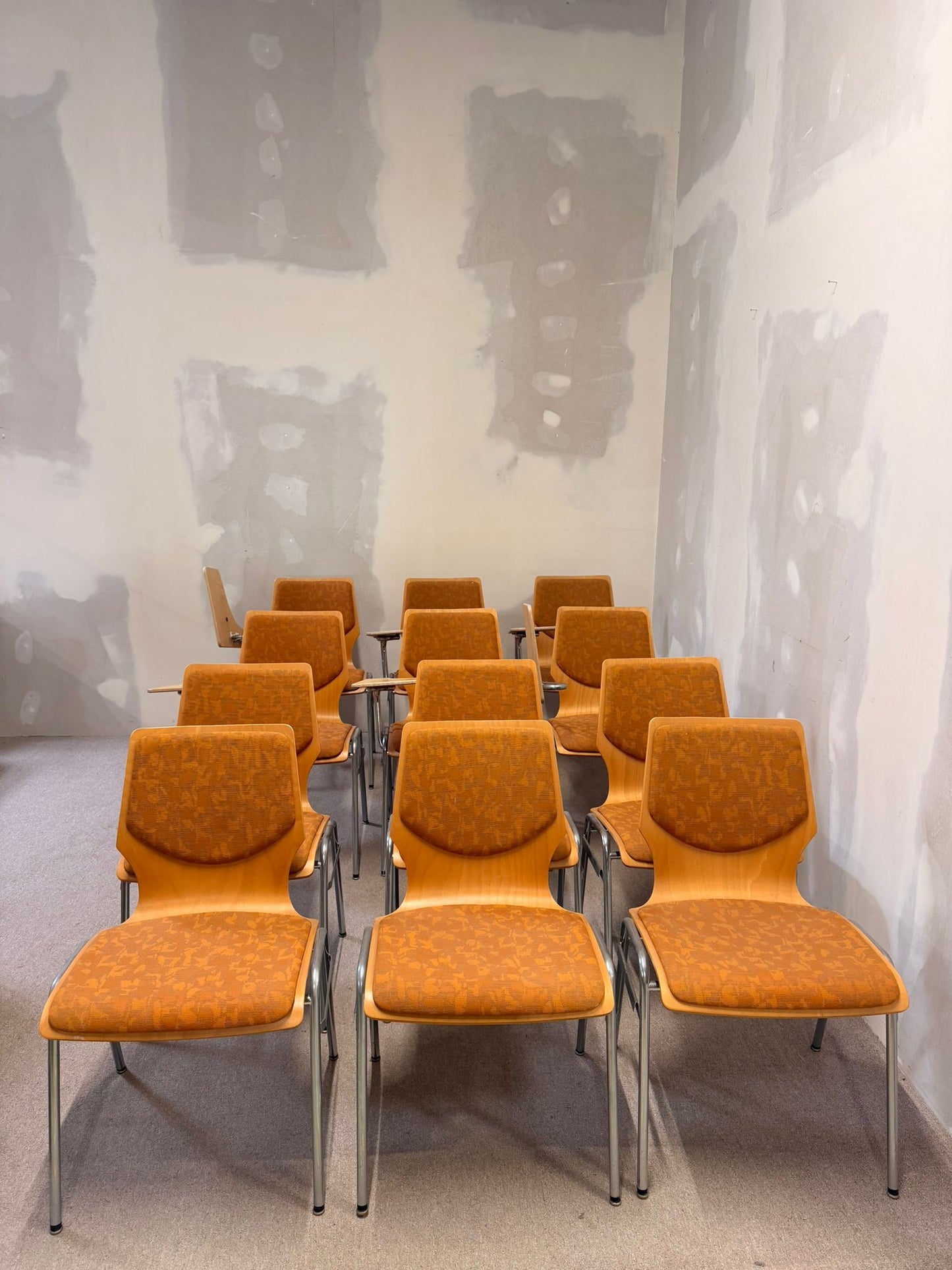 12 vintage Stühle mit Schreibplatte stapelbar Seminarstuhl